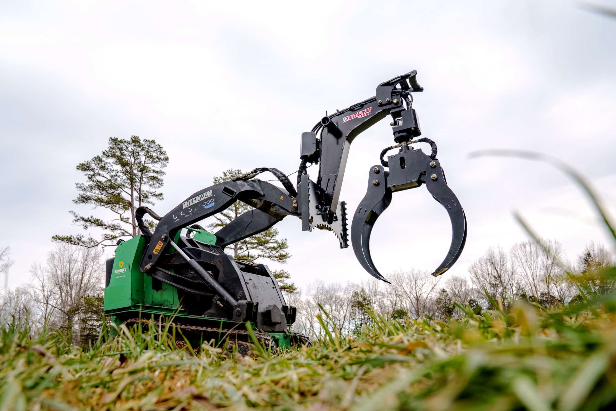 360 degree rotating log grapple placing a log on a trailer